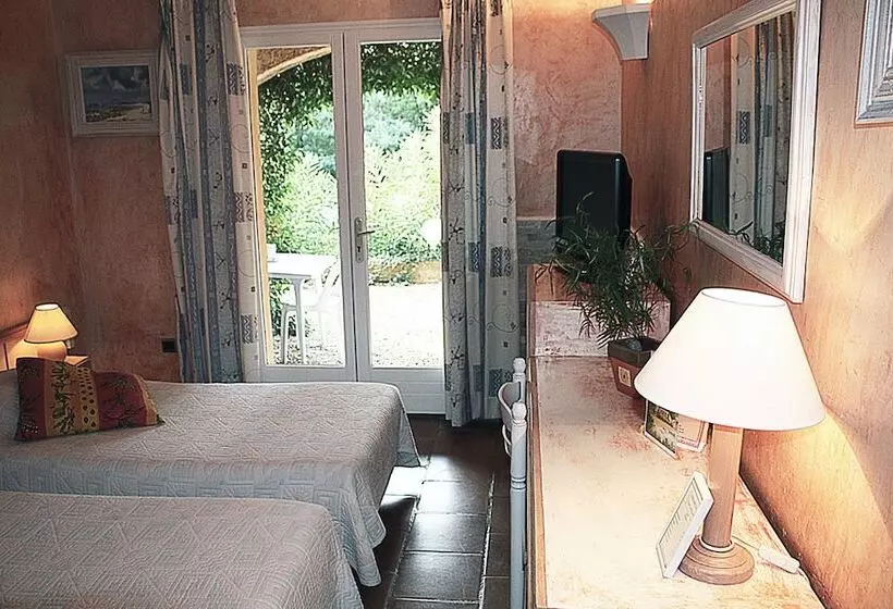 Quarto Standard Piso Térreo, Athénopolis