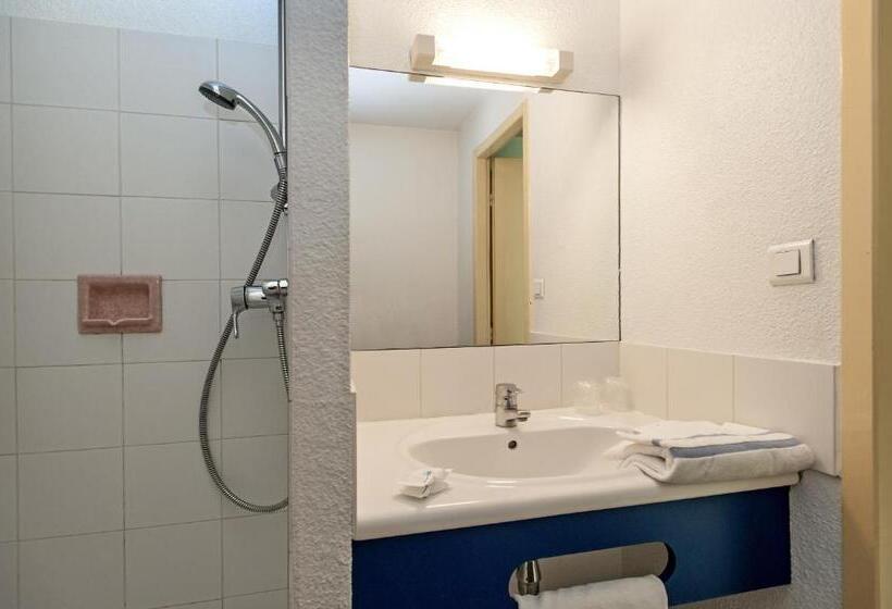 Номер Стандарт Трехместный, Brit Hotel Essentiel Deltour Mende