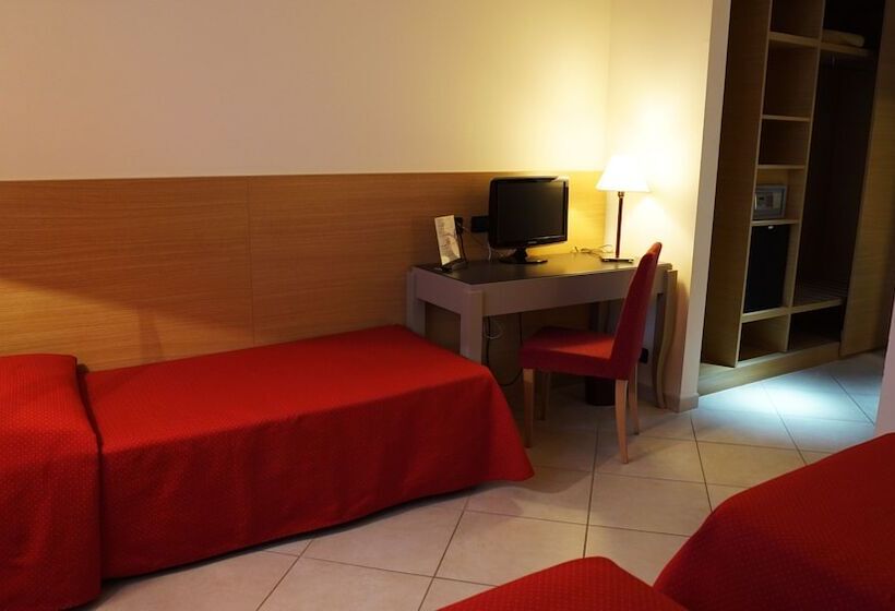 Camera Tripla Standard, Garden