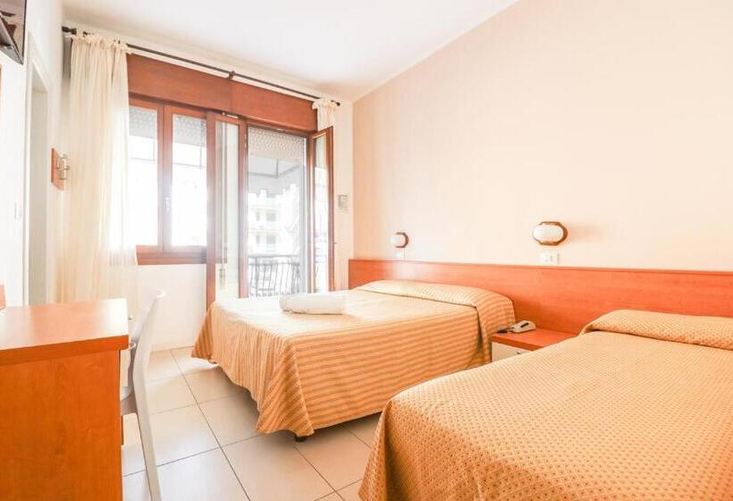 חדר סטנדרט לשלושה עם נוף לבריכה, Jesulum