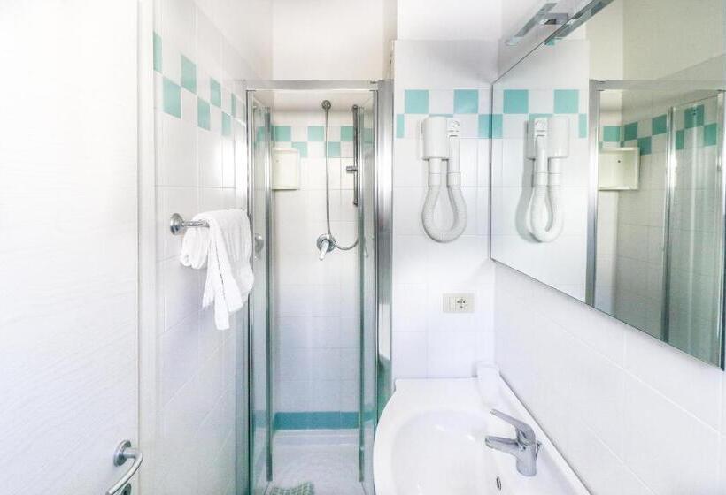 חדר סטנדרט לשלושה עם נוף לבריכה, Jesulum