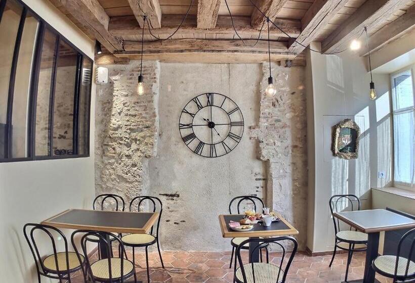 חדר סטנדרט לשלושה, Logis Hôtel Du Cygne