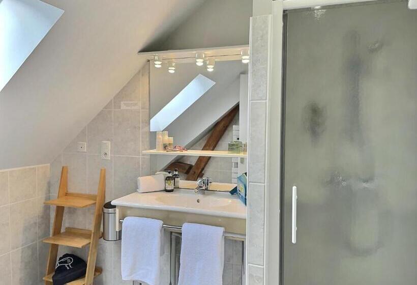 غرفة قياسية ثلاثية, Logis Hôtel Du Cygne