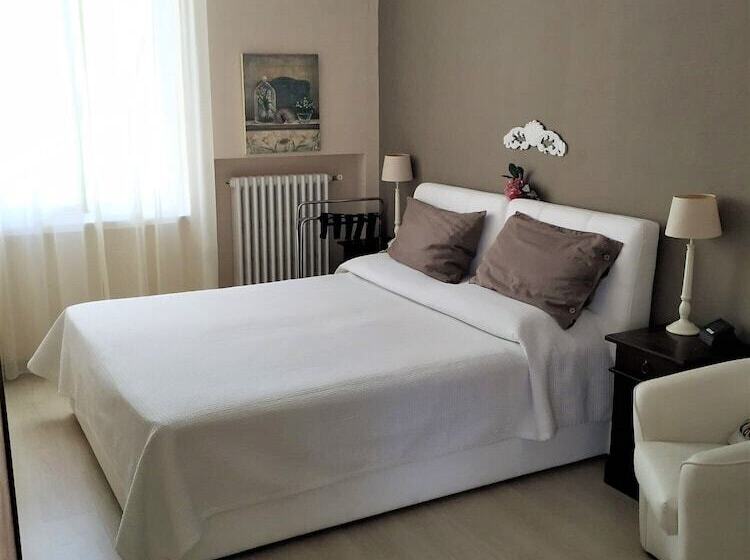 标准三人间, Tina