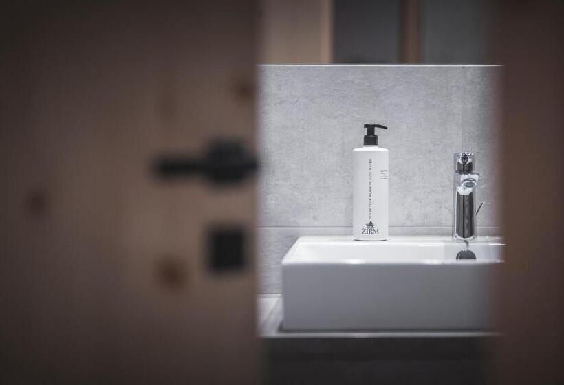 小型套房带阳台, Kronplatz Resort Berghotel Zirm