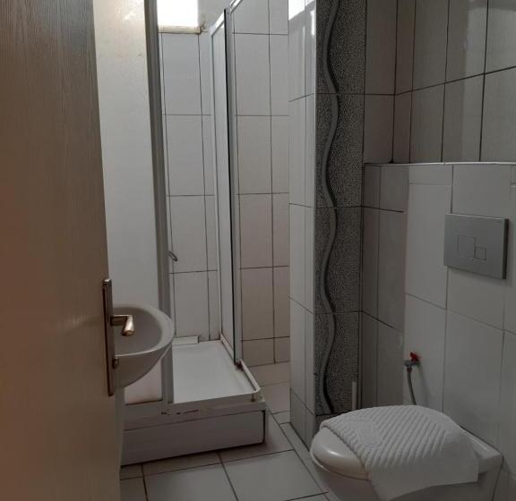 اتاق لوکس یک تخته, Mustafa