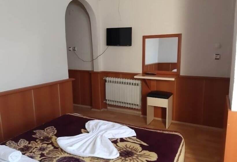 اتاق استاندارد سه نفره, Mustafa