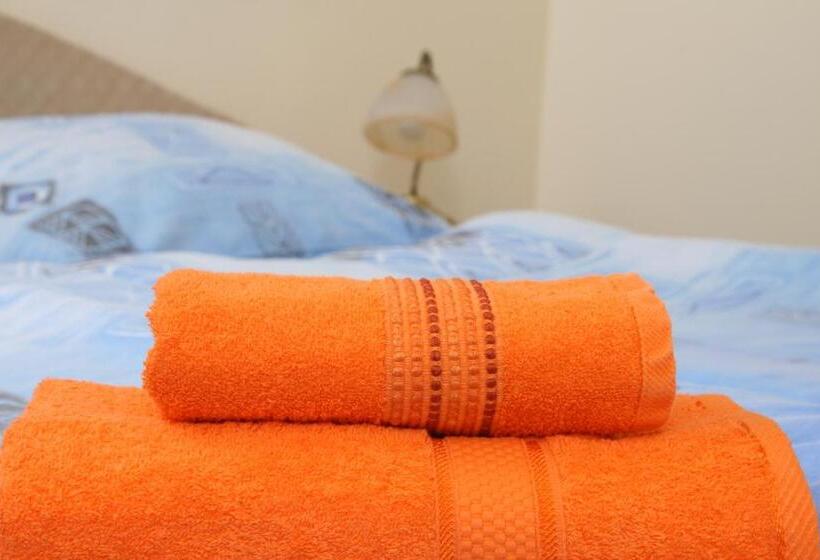 Standard Room, Aaron