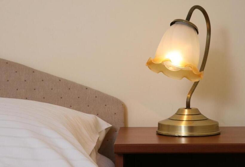 Standard Room, Aaron