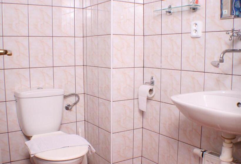 Standard Triple Room, Aaron