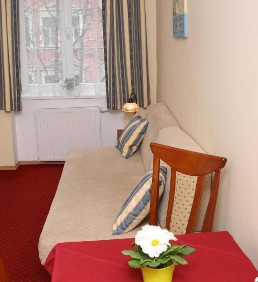 Standard Triple Room, Aaron