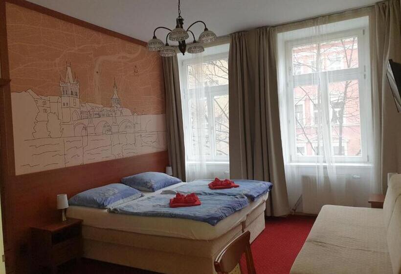 Standard Triple Room, Aaron