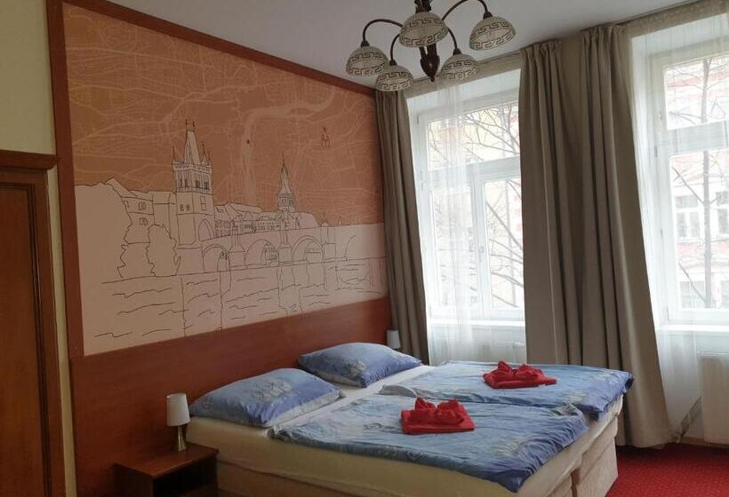 Standard Quadruple Room, Aaron