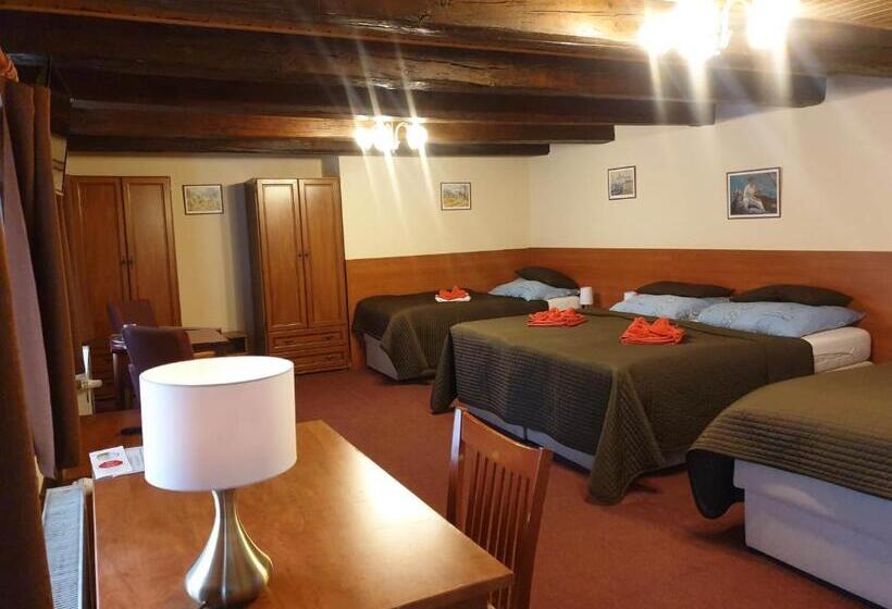 Standard Quadruple Room, Aaron