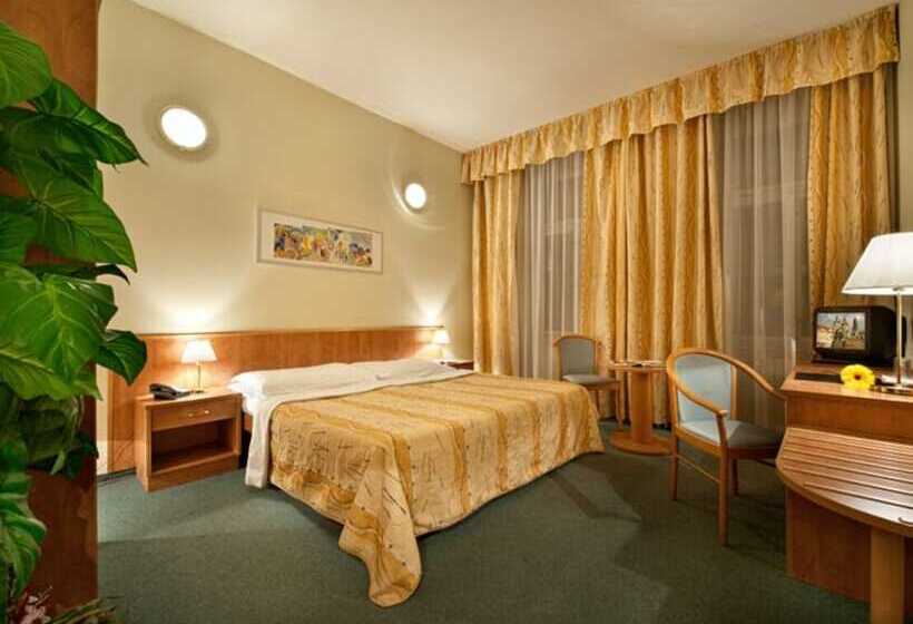 Standard Triple Room, Aaron