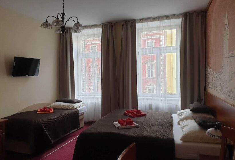 Standard Triple Room, Aaron