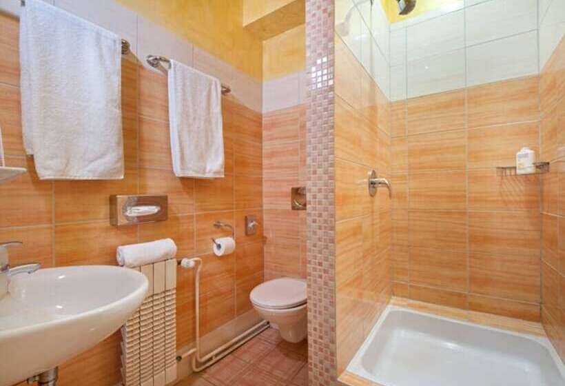 Standard Quadruple Room, Aaron