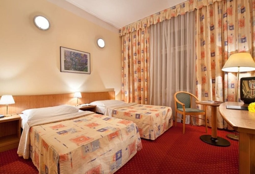 Standard Quadruple Room, Aaron