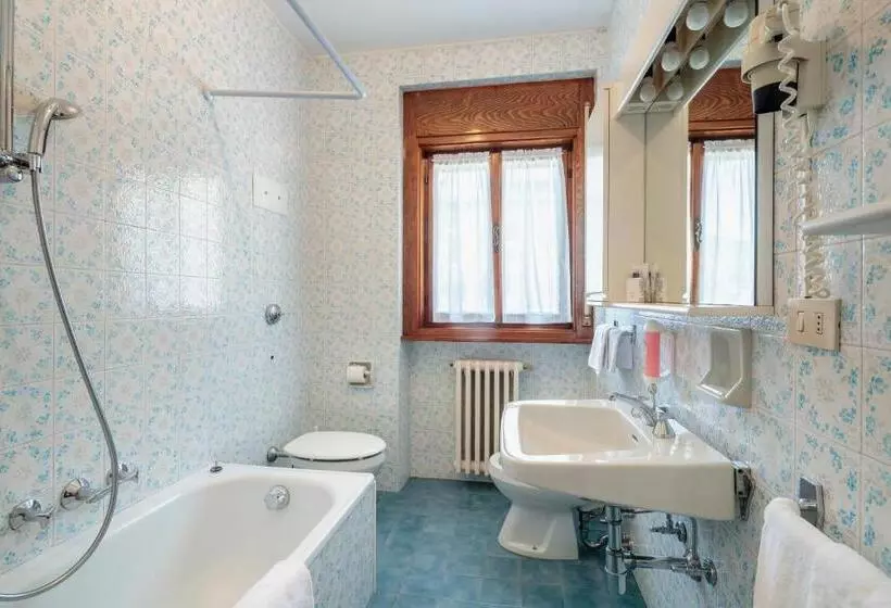 Standard Kolmen Hengen Huone, Al Larin