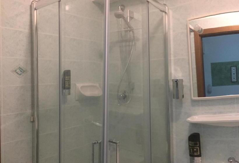 标准单人间, Astoria