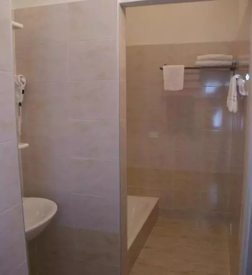اتاق استاندارد سه نفره, Astoria