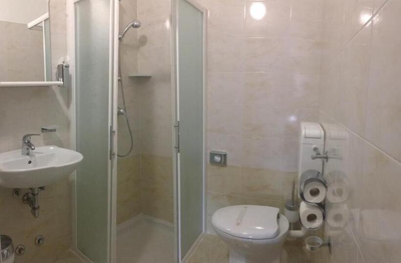 اتاق استاندارد سه نفره, Astoria