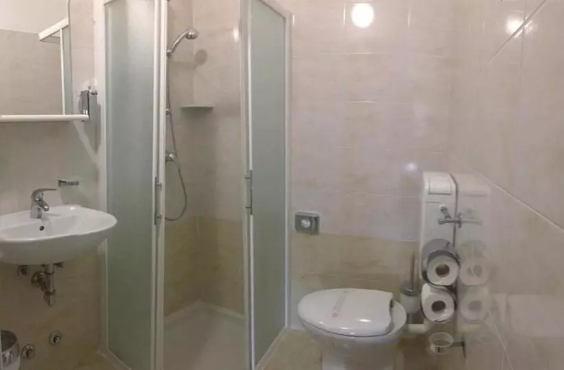 اتاق استاندارد سه نفره, Astoria