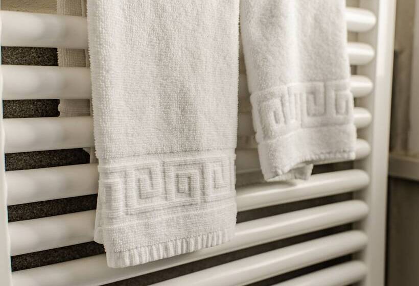 エコノミー4人部屋, Astoria