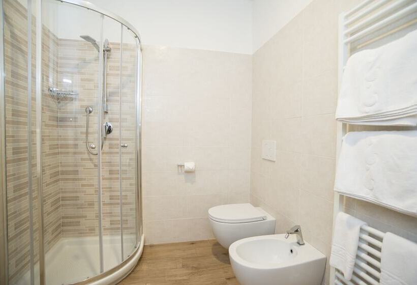 エコノミー4人部屋, Astoria