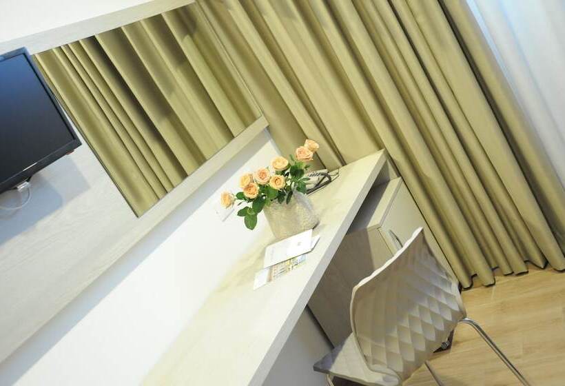 エコノミー4人部屋, Astoria