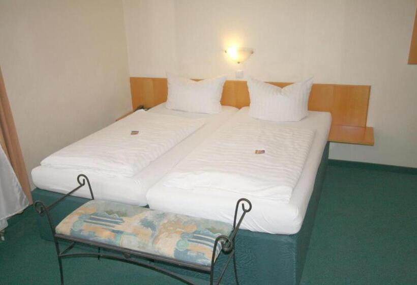 Номер Стандарт Трехместный, Classic Inn