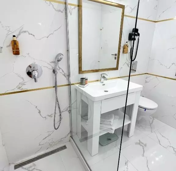 اتاق لوکس با چشم‌انداز باغ, Krystal Boutique Mansion