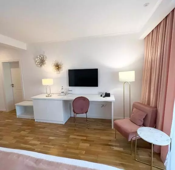 اتاق لوکس با چشم‌انداز باغ, Krystal Boutique Mansion
