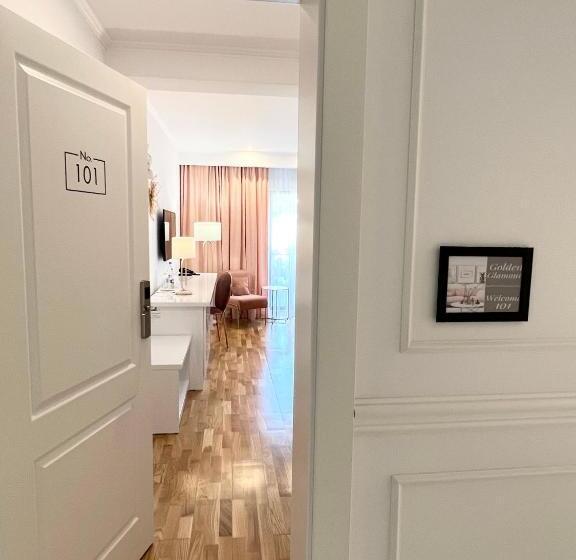 اتاق لوکس با چشم‌انداز باغ, Krystal Boutique Mansion