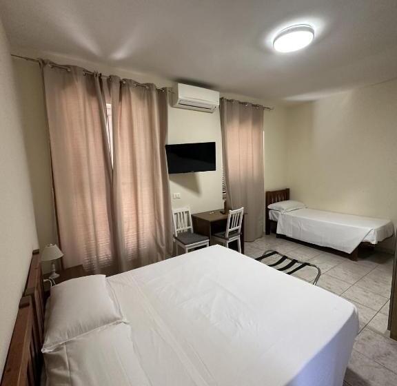 חדר סטנדרט לשלושה, Le Rose