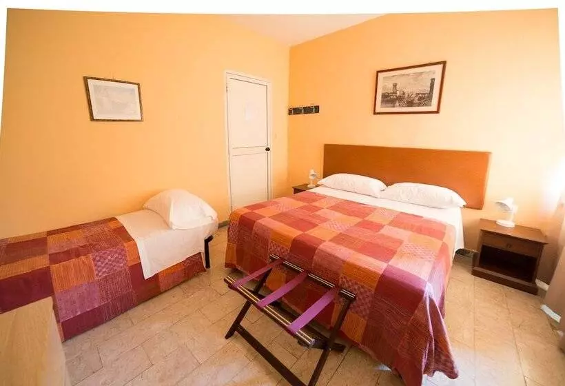 Standard Kolmen Hengen Huone, Le Rose