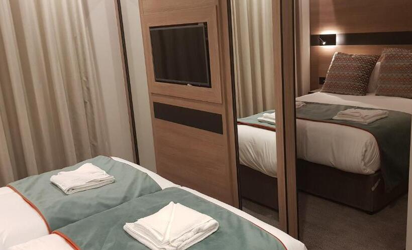 Четырехместный Номер Superior, Merit Kensington