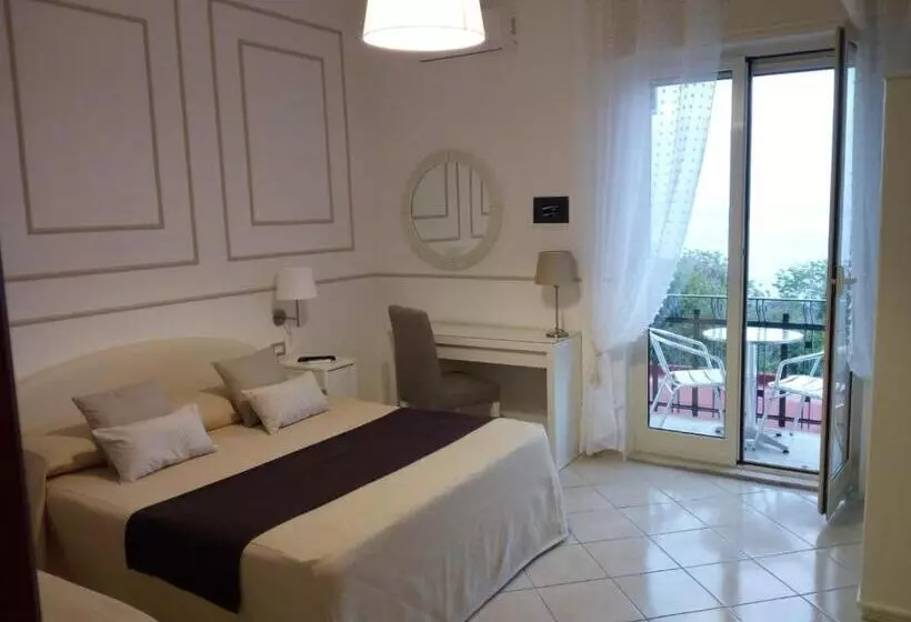 اتاق استاندارد چهار تخته با چشم‌انداز دریا, Mini Hotel   Angolo Di Paradiso