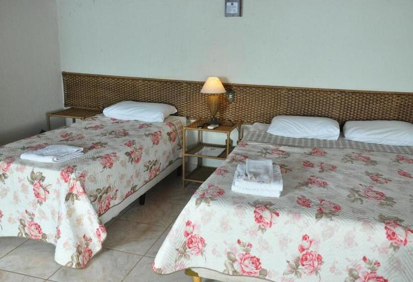 泳池景标准四人房间, Pousada Beco Da Lua