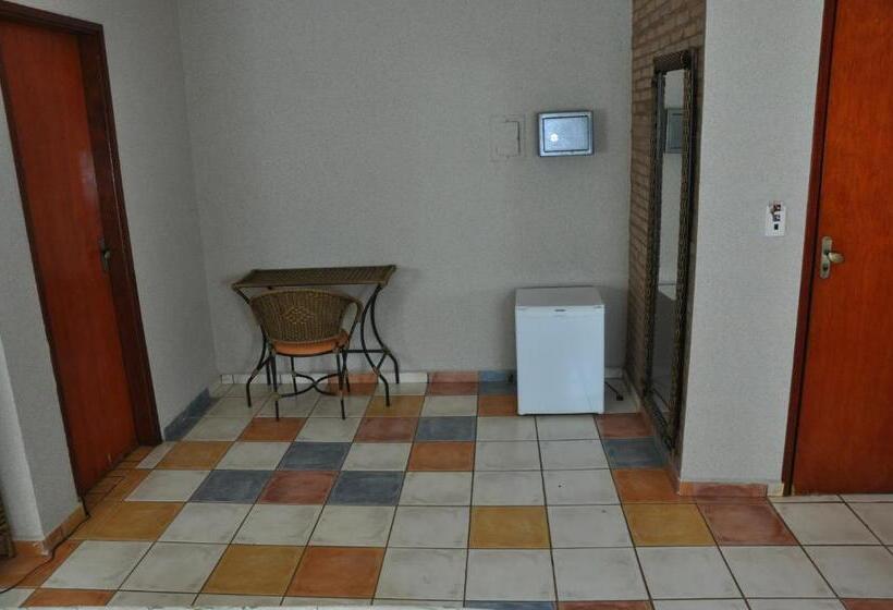 泳池景标准四人房间, Pousada Beco Da Lua