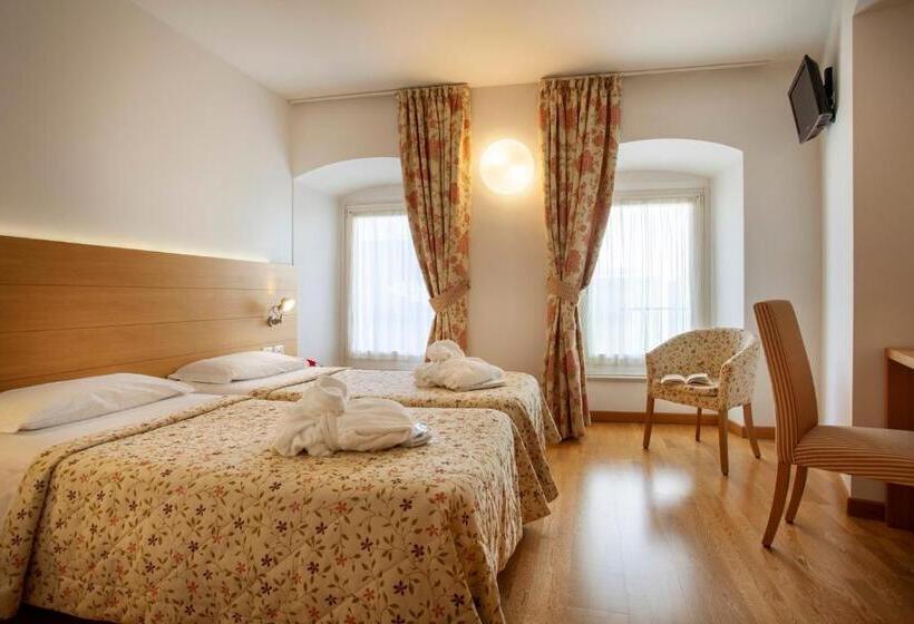 חדר סטנדרט, Romanda