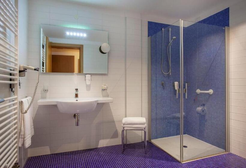 חדר סופריור, Romanda