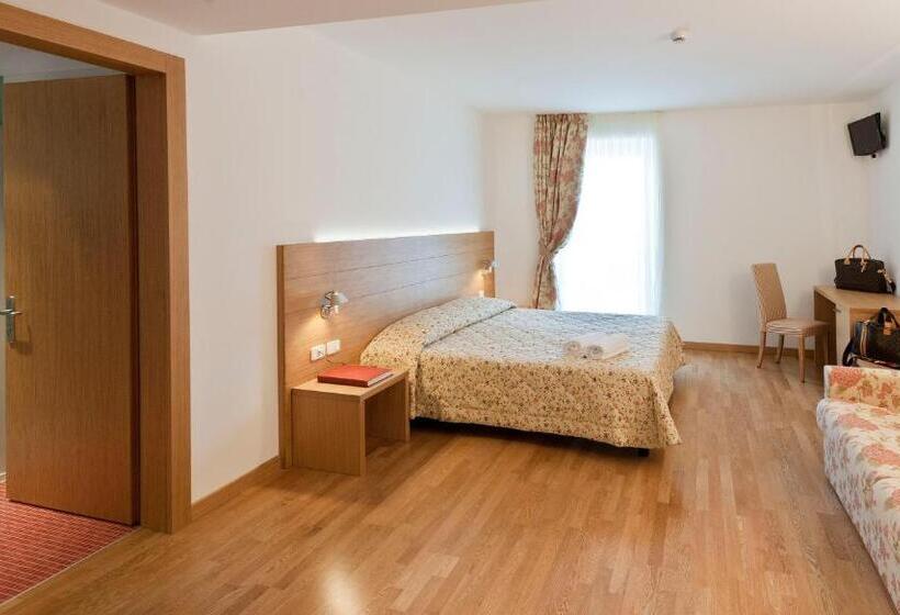 חדר סופריור, Romanda