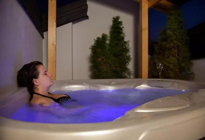 Pokój Deluxe z Hydromasażem, Romanda