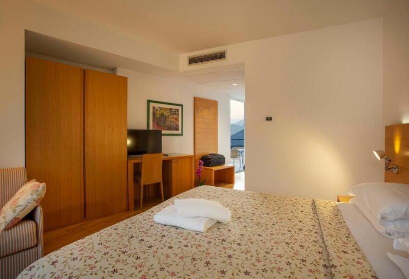 חדק דלוקס עם ג'קוזי, Romanda