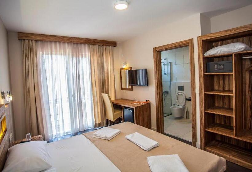 غرفة قياسية مطلّة علي الحديقة, My Solmaz