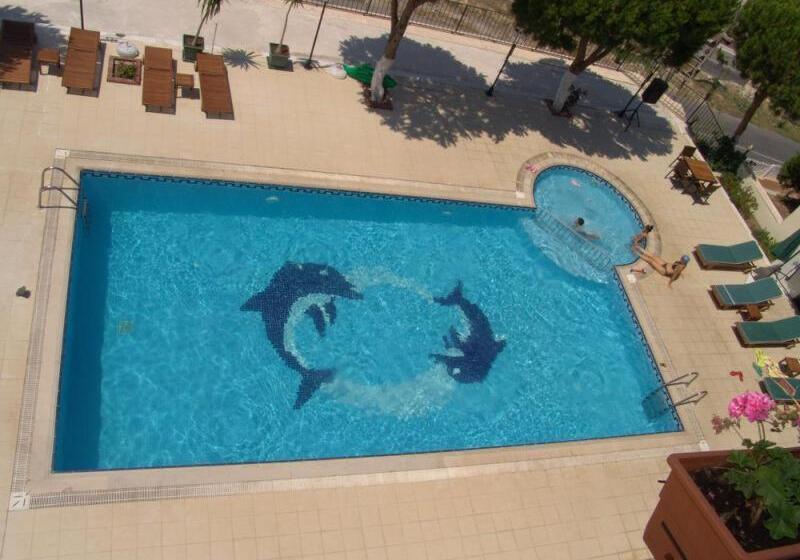 غرفة قياسية مطلّة علي البحر, My Solmaz