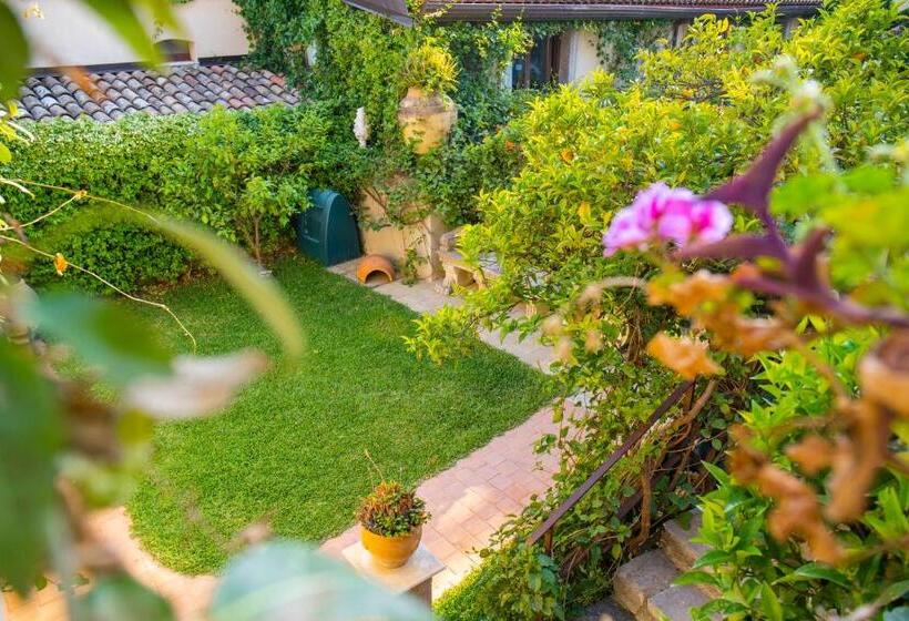 Номер Стандарт Вид на Сад, Villa Taormina