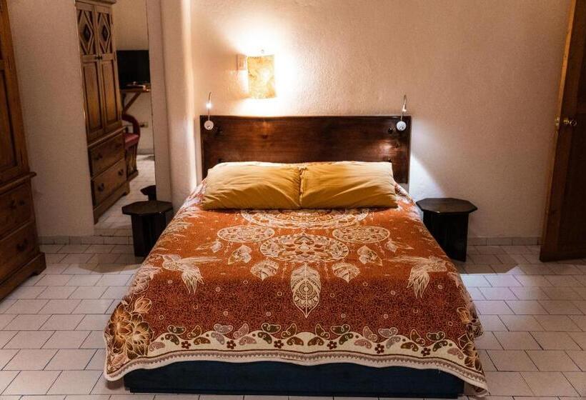 חדר סטנדרט לשלושה, Allende