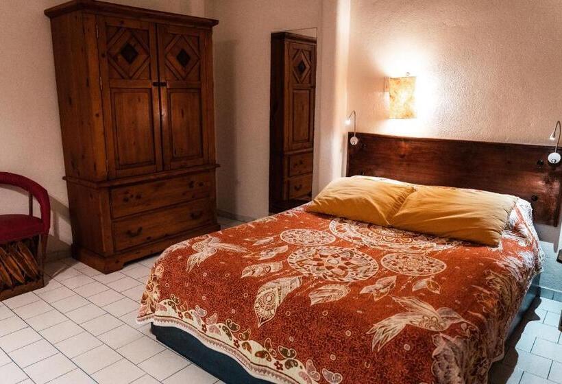 חדר סטנדרט לשלושה, Allende